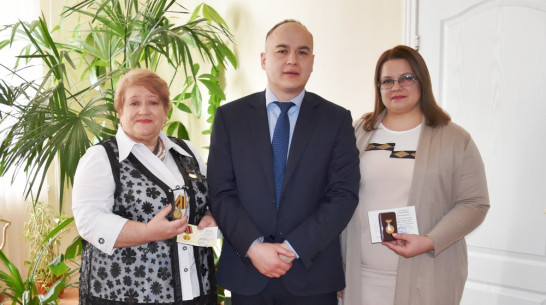 Медали от Союза женщин России получили активистки из Репьевки