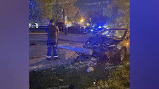 В Воронеже на парковке у ЖК «Ростовский» пьяная женщина устроила массовое ДТП и врезалась в столб
