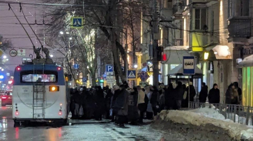 Воронежцам объяснили большие очереди на остановках и переполненные автобусы