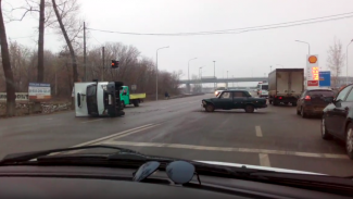В Воронеже последствия ДТП с перевернувшейся «Газелью» попали на видео