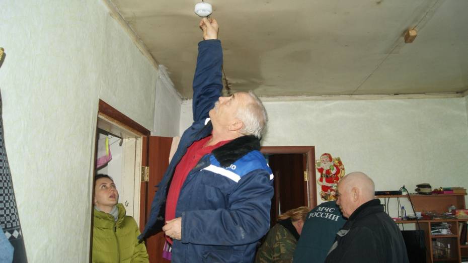 В домах воробьевских неблагополучных семей установят пожарные извещатели