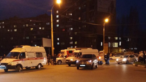 На видео попали последствия столкновения мотоцикла и Audi Q5 в Воронеже