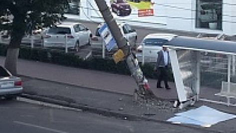 В Воронеже при столкновении «ВАЗа» и иномарки разбилась остановка «Работница»