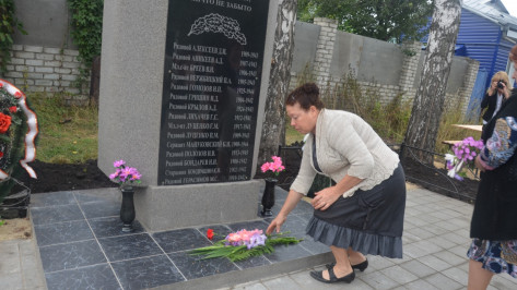 В Воронеже торжественно открыли отреставрированный памятник соседям