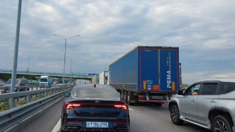 Пробка в 13 км вновь сковала движение на трассе под Воронежем