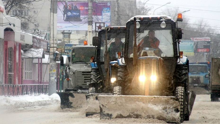 В Воронеже в зимней уборке дорог задействуют 216 спецмашин