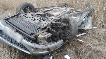 В Воронежской области водитель Peugeot опрокинулся в кювет и погиб