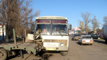В центре Кантемировки столкнулись КамАЗ и пассажирский автобус