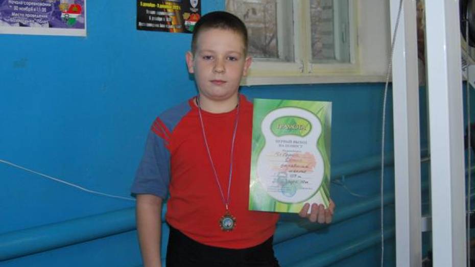 10-летний россошанец Денис Чеботок поднял гирю 346 раз 