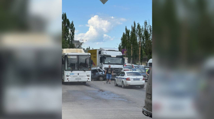 Автобус с 10 пассажирами попал в ДТП на улице Лебедева в Воронеже