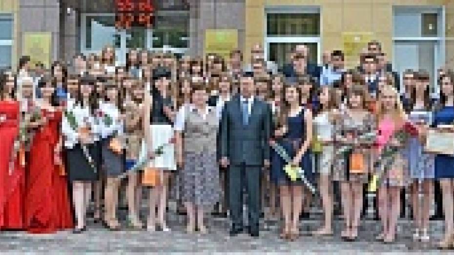 Бутурлиновские выпускники получили 20 золотых и 19 серебряных медалей, 15 стипендий и семь памятных подарков
