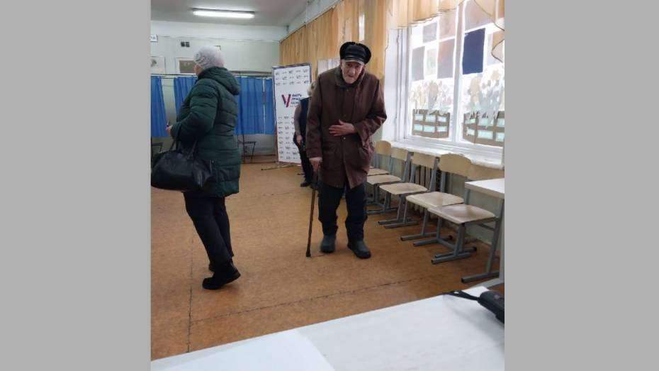 В Борисоглебске на избирательном участке проголосовал 94-летний пенсионер