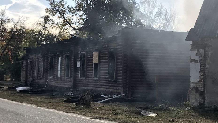 Рядом со сгоревшей старинной школой под Воронежем вновь начался пожар
