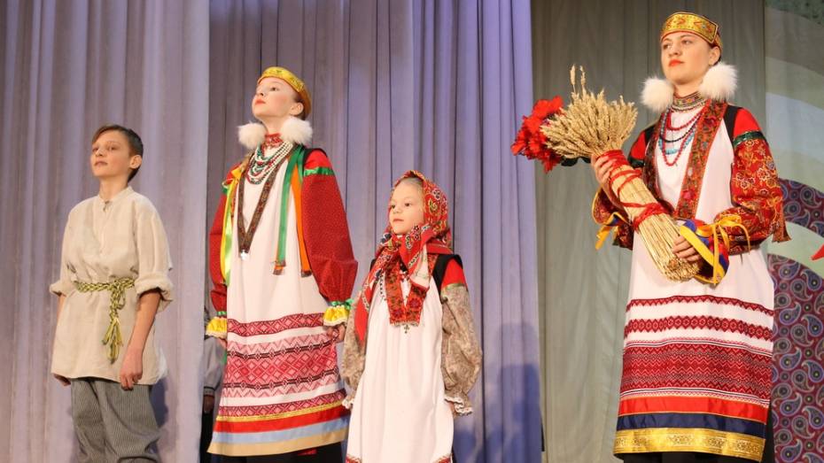 Семилукский народный костюм стал лучшим на конкурсе-дефиле «Душевные наряды»