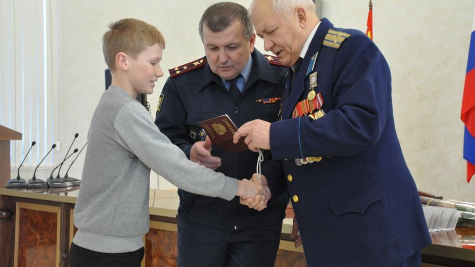 В Павловске в преддверии 23 февраля подросткам вручили паспорта 