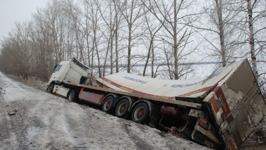 В Кантемировском и Богучарском районах дома, дороги и машины покрылись ледяной коркой