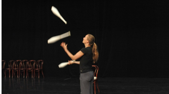 Дождь помешал воронежским циркачам провести мастер-класс для жонглеров-любителей