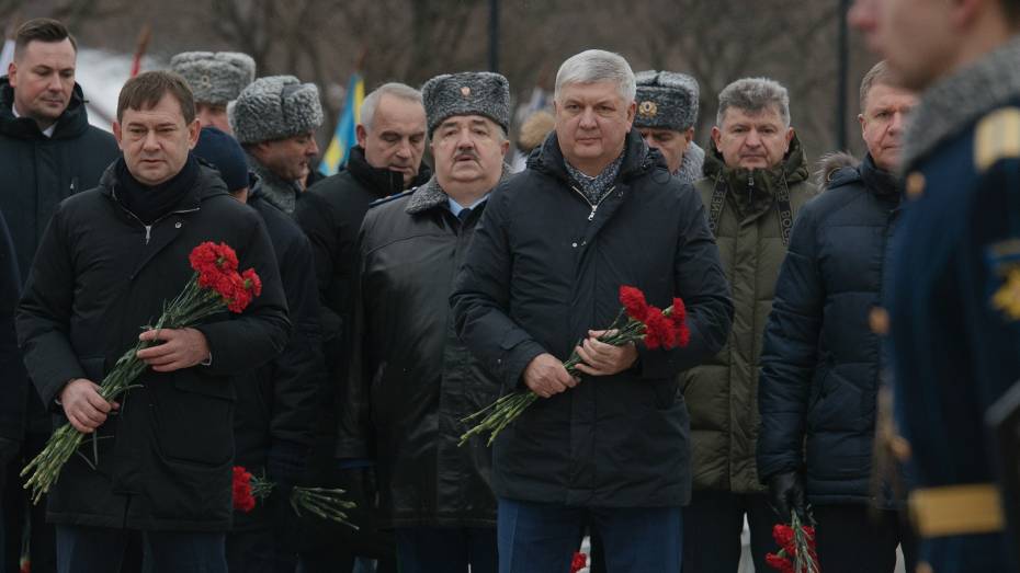 Губернатор Александр Гусев возложил цветы к Могиле Неизвестного Солдата в Воронеже