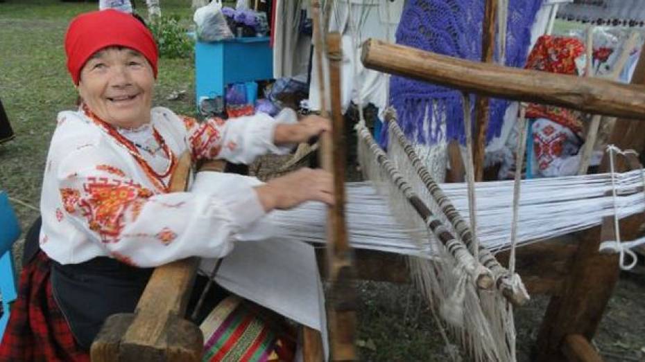 Пенсионерка из репьевского села Россошь подарила свой ткацкий станок местной библиотеке