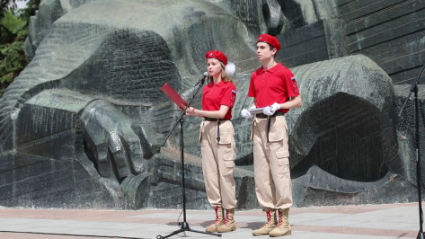 В Воронеже вскрыли заложенную в основание пирамиды возле памятника Славы капсулу времени