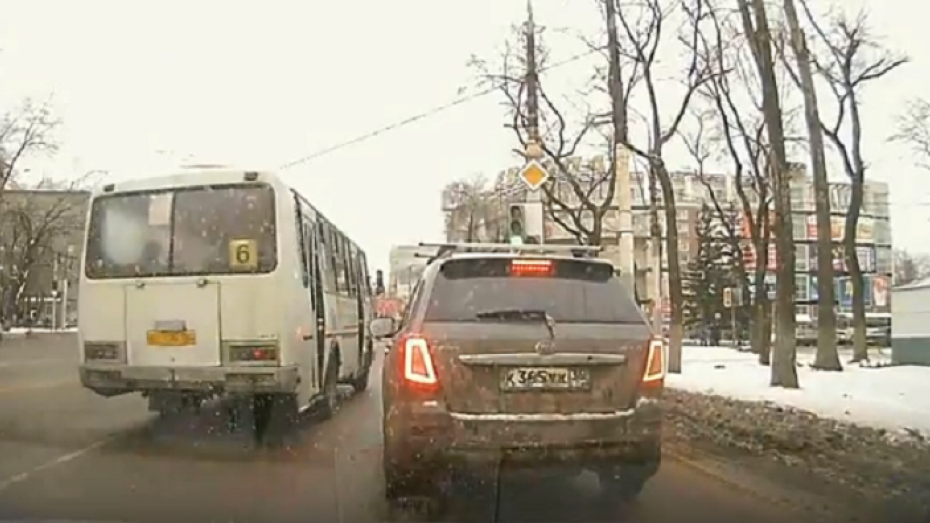Проезд автобуса на красный свет в Воронеже попал на видео