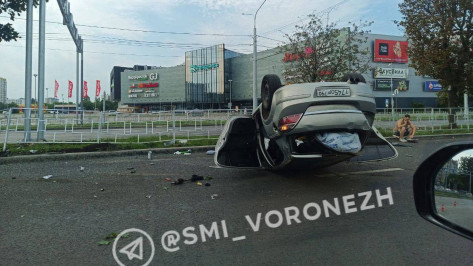 Автомобиль врезался в ограждение и перевернулся возле ТРК в Воронеже: видео