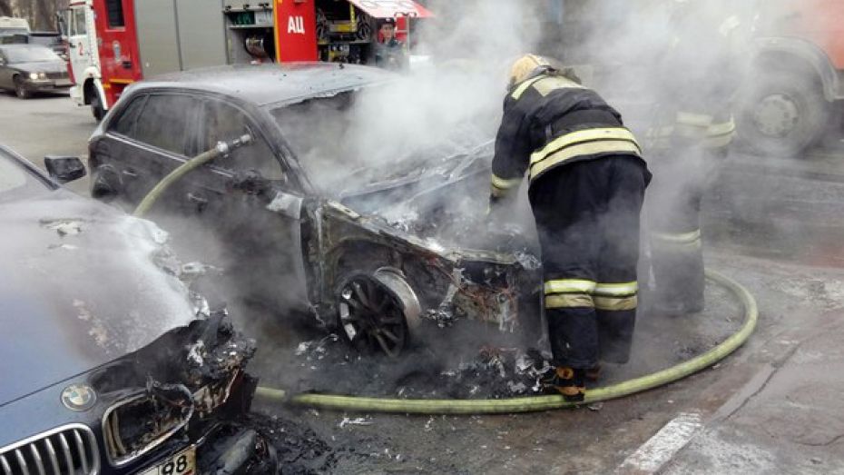 В Санкт-Петербурге сгорела машина воронежской жены Сергея Шнурова