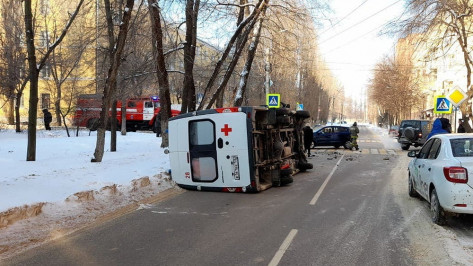KIA опрокинул машину скорой помощи в Воронеже