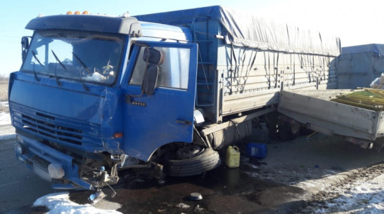 В Воронежской области на трассе столкнулись КамАЗ и манипулятор: пострадали трое