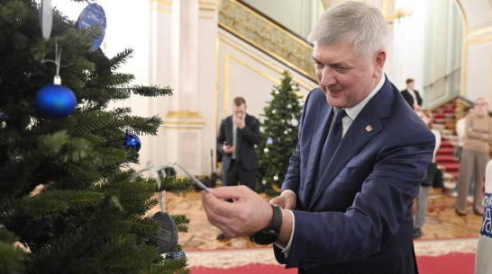 Подарки «Елки желаний» от воронежского губернатора передали детям в ЛНР