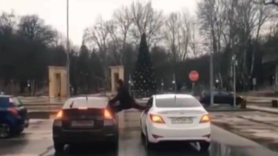 Воронежские полицейские нашли растянувшуюся на шпагате между машинами горожанку