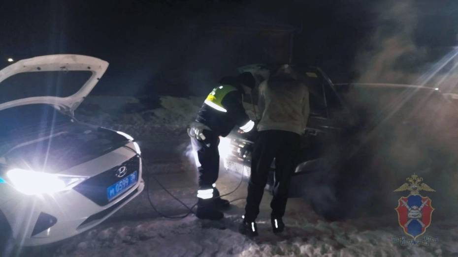 Полицейские помогли водителю, у которого в крещенские морозы разрядился аккумулятор машины