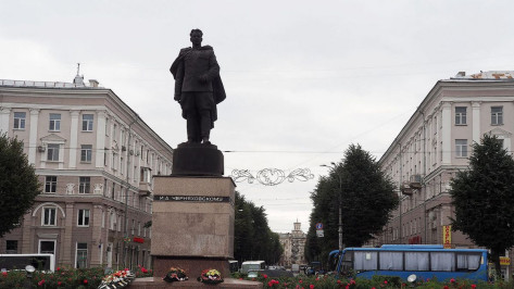 В Воронеже временно перекроют движение возле памятника Черняховскому
