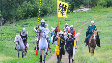 Средневековые рыцари прошли по Семилукскому району 10 километров