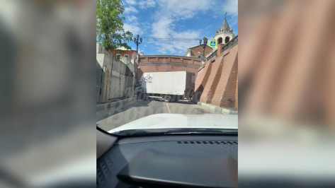 В Воронеже на подъезде к Каменному мосту вновь застрял грузовик