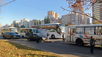 Автобус городского маршрута №95 столкнулся с легковым автомобилем в Воронеже
