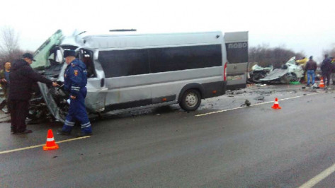 Две девочки пострадали в ДТП микроавтобуса и иномарки в Воронежской области