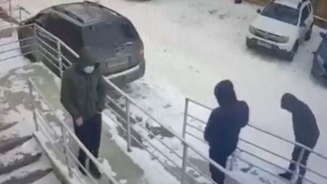 Воронежского бизнесмена избили битой 3 бывших работника шаурмичной