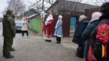 В Верхнемамонском районе приехавших за гуманитарным грузом бойцов СВО встретили Дед Мороз и Снегурочка