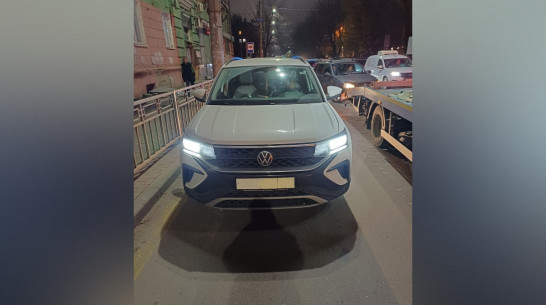 Чтобы не платить штрафы, жительница Воронежа 7 часов просидела в закрытом автомобиле