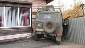 В Таловой «УАЗ» въехал в парикмахерскую 
