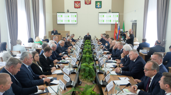 «Заниматься сельским хозяйством не только почетно, но и прибыльно»: воронежский губернатор провел выездное заседание в Петропавловском районе