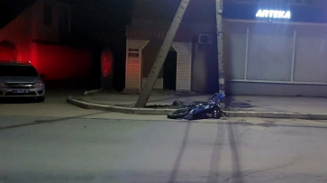 Мотоцикл с 17-летними парнем и девушкой разбился о столб в Воронежской области