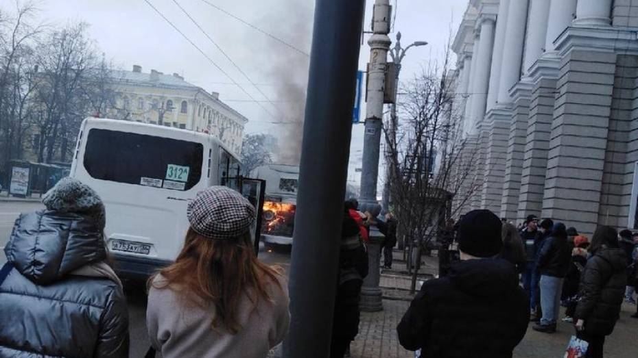 Автобус с пассажирами загорелся в центре Воронежа