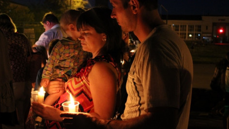 В Таловой зажгли десятки свечей в память о солдатах, погибших тут в железнодорожной катастрофе