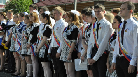 Репьевские одиннадцатиклассники простились со школой 