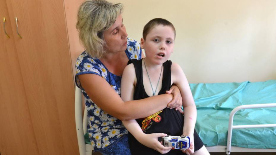 В Воронежской области мать мальчика с редкой болезнью через суд добилась оплаты лекарства
