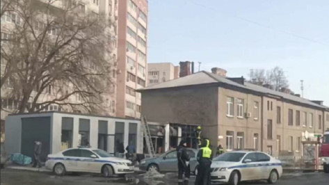В Воронеже возле остановки «Завод имени Тельмана» загорелся автомагазин