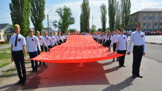 Поворинцы сшили 13-метровое Знамя Памяти ко Дню Победы