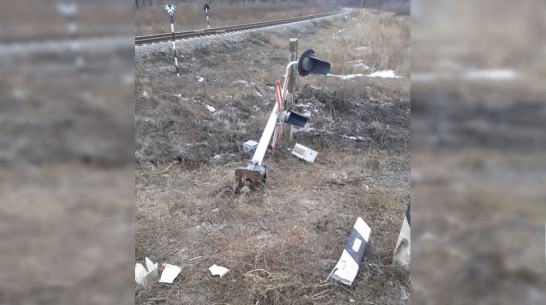 Панинец на незарегистрированном ВАЗе и без прав сбил светофор на железнодорожном переезде